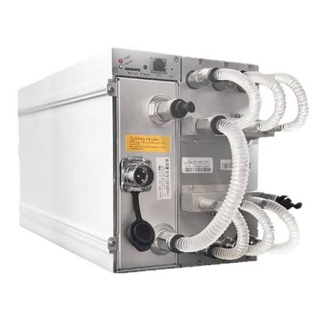 Minero ASIC Antminer con sistema de refrigeración líquida y mangueras de agua